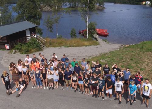 Gruppenfoto direkt am See der Unterkunft