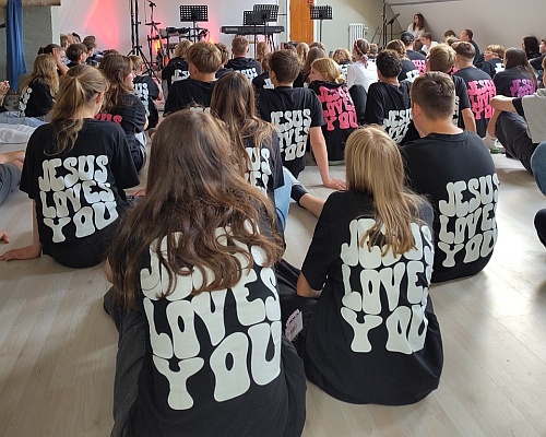 Jugendliche mit einem Jesus-loves-you-T-Shirt