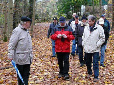 Zwölf Männer im Seehof bei Plön