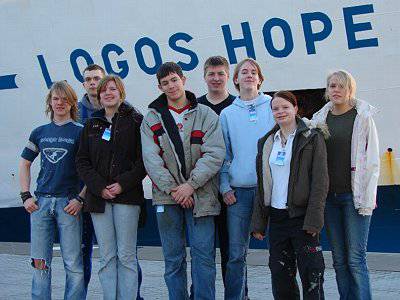 Wichern-Jugendliche vor der Logos Hope