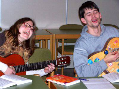 Rike und Martin beim Singen und Gitarre spielen.