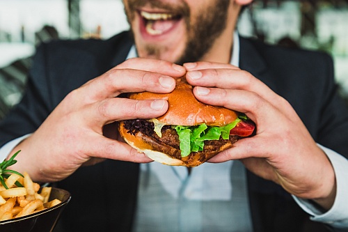 Mann mit einem Burger